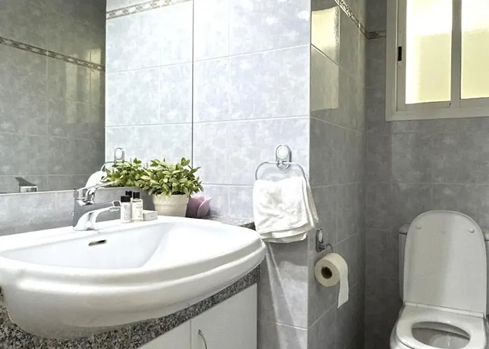 Modern 3bdr_top Floor_lux_suite_balcony